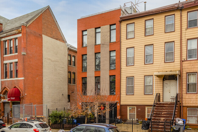 246 Quincy St in Brooklyn, NY - Building Photo - Building Photo