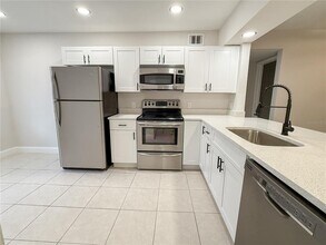 7560 92nd St in Seminole, FL - Foto de edificio - Building Photo