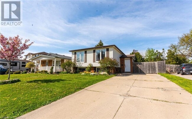 185 Bellingham Dr in Hamilton, ON - Building Photo - Building Photo