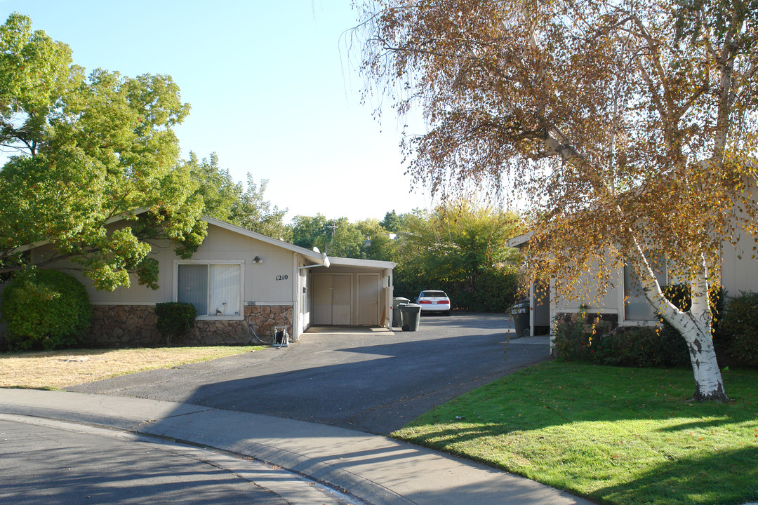 F & 12th Apartments in Sacramento, CA - Foto de edificio