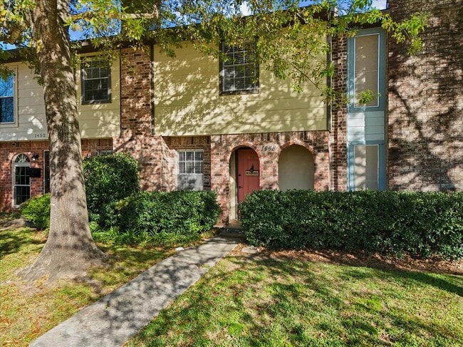 1448 Silverpines Rd in Houston, TX - Foto de edificio - Building Photo