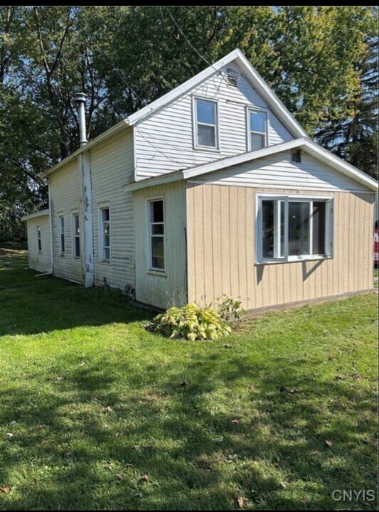 952 South St in Apulia Station, NY - Building Photo