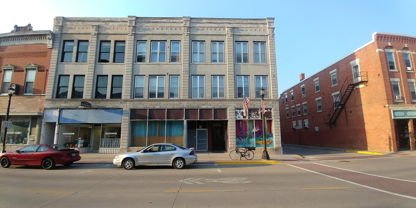 15 E Main St in Platteville, WI - Building Photo
