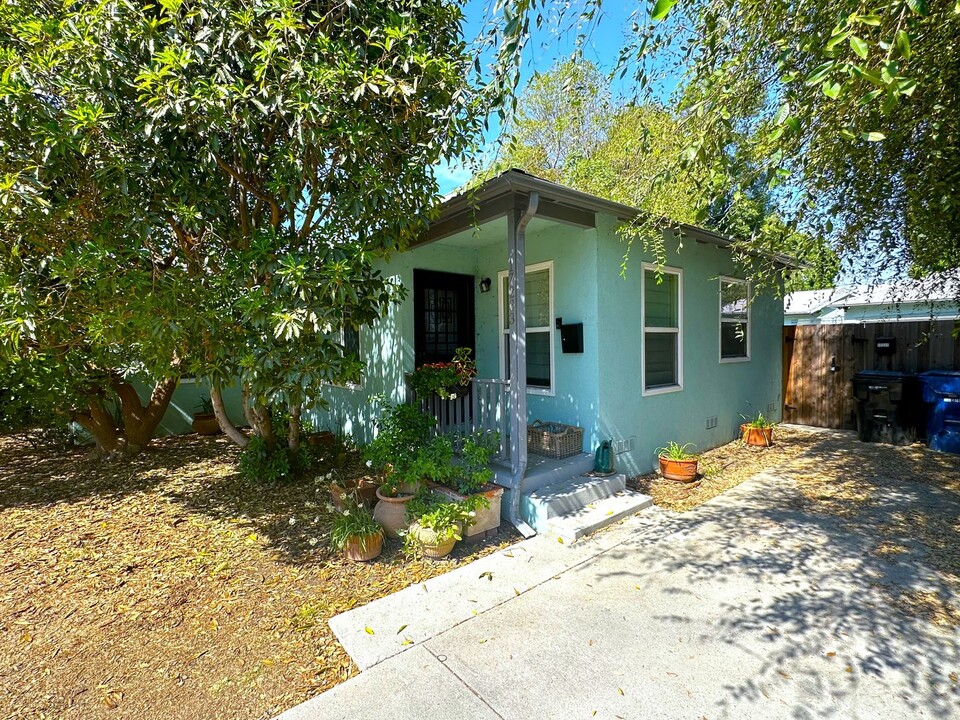 17233 Archwood St in Los Angeles, CA - Building Photo