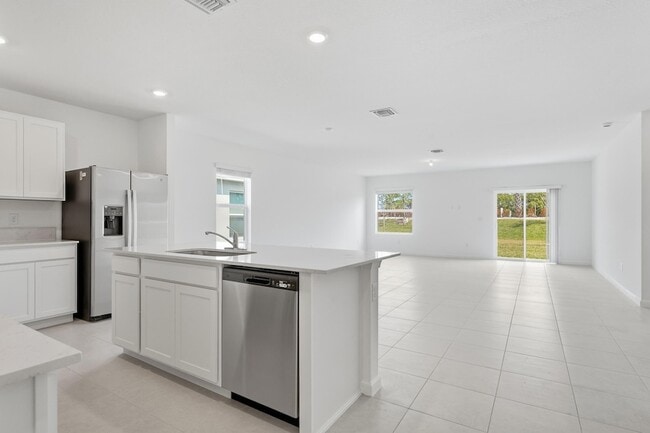 10461 NW Suncrest Lp in Port St. Lucie, FL - Foto de edificio - Building Photo