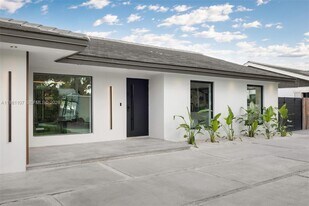 21480 Highland Lakes Blvd in Miami, FL - Building Photo