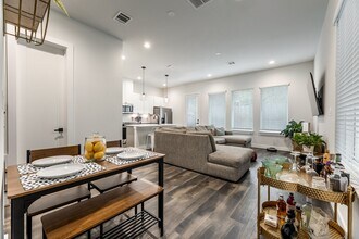 5725 White Magnolia St. in Houston, TX - Building Photo - Building Photo