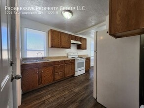 1221 E Abriendo Ave-Unit -B in Pueblo, CO - Foto de edificio - Building Photo