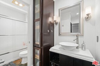 9005 Cynthia St, Unit 208 in West Hollywood, CA - Foto de edificio - Building Photo