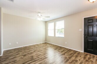 321 Daisy Ln in Burleson, TX - Foto de edificio - Building Photo