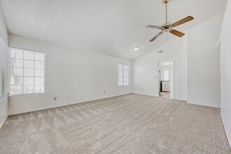 6472 Burlwood Way in Las Vegas, NV - Foto de edificio - Building Photo