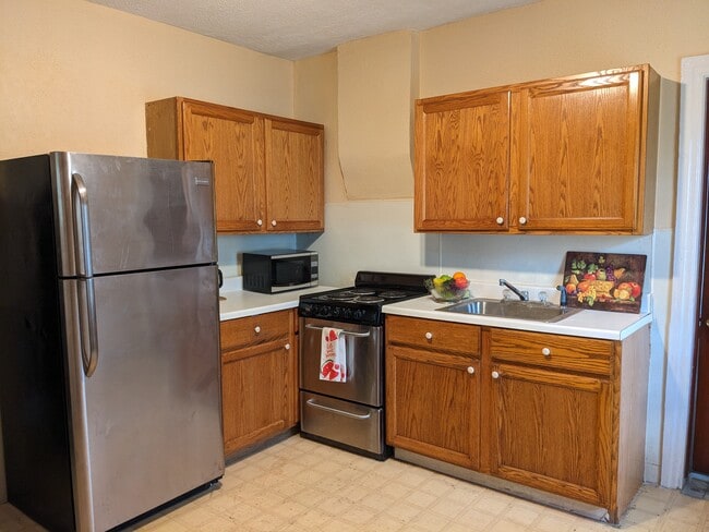 property at 905 W 9th St