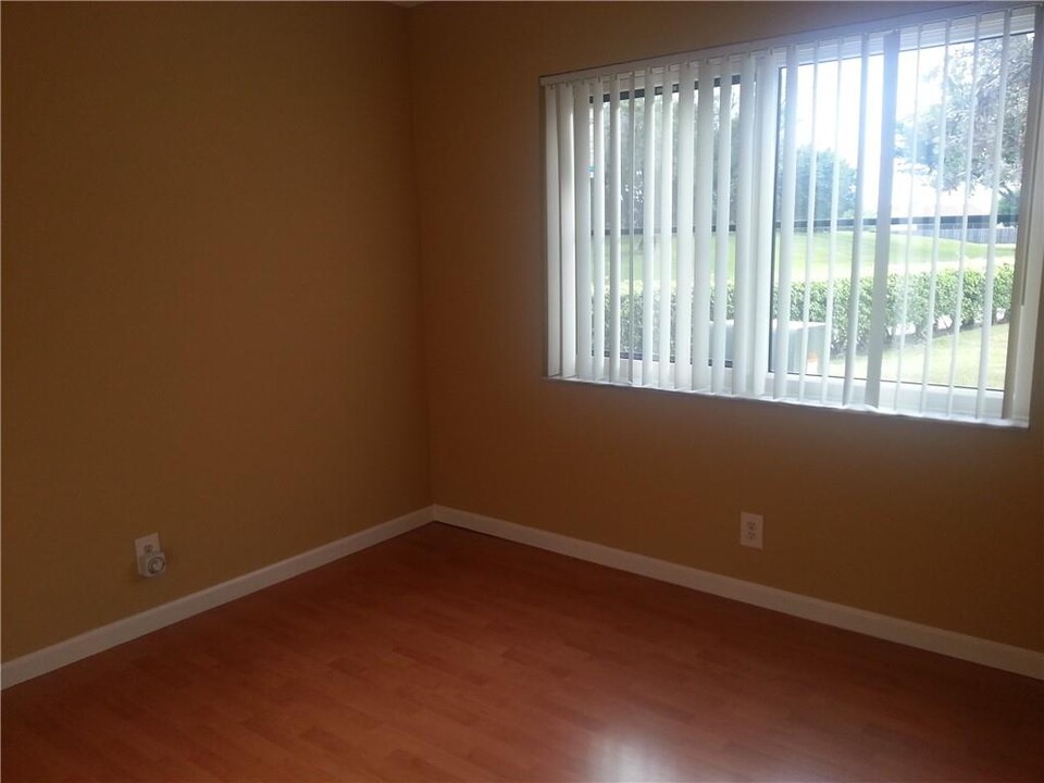 10006 Winding Lake Rd, Unit 104 in Sunrise, FL - Building Photo