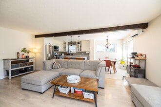 2743 Lakehurst Dr in Victoria, BC - Building Photo - Building Photo