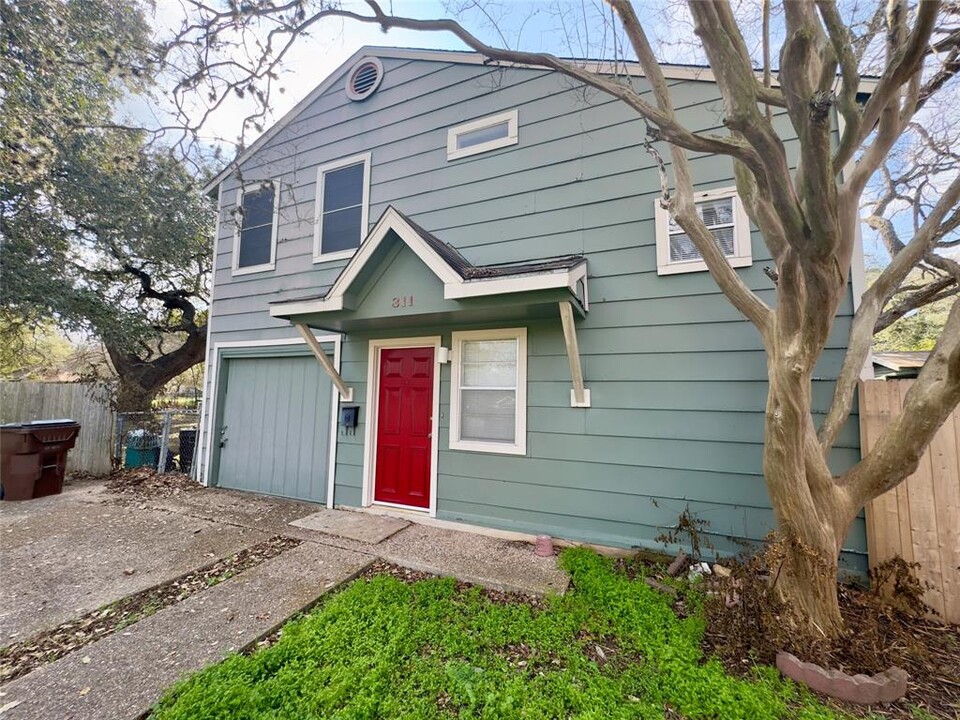 311 Guadalupe St in Lockhart, TX - Building Photo