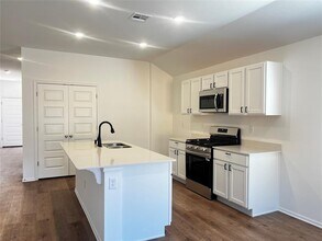 3433 Little Creek Dr in Mustang, OK - Building Photo - Building Photo