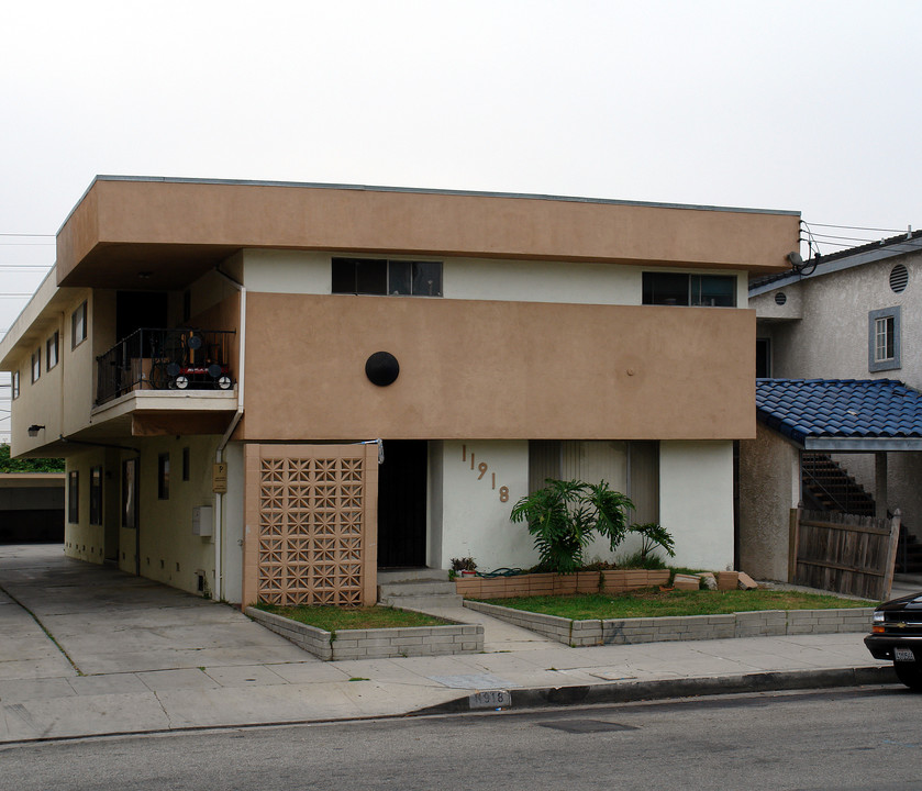 11918 York Ave in Hawthorne, CA - Building Photo