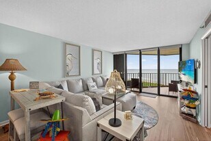 9650 S Ocean Dr, Unit 302 in Jensen Beach, FL - Building Photo