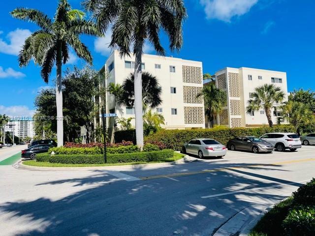 10001 W Bay Harbor Dr in Bay Harbor Islands, FL - Building Photo - Building Photo