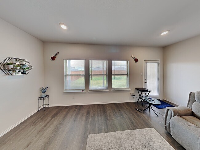 713 Glover Dr in Aubrey, TX - Foto de edificio - Building Photo