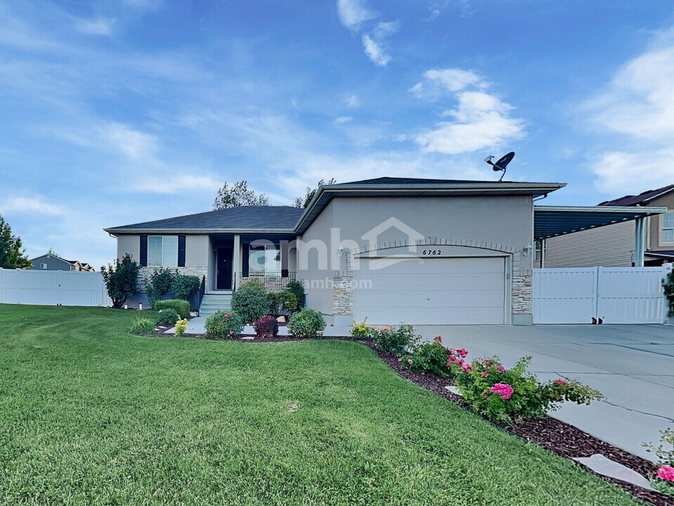6762 S Wakefield Way in West Jordan, UT - Foto de edificio