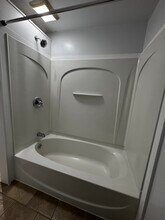 32 Center St, Unit Studio in New London, CT - Building Photo - Building Photo