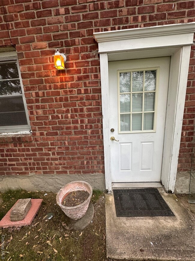 809 Hampshire Rd in Bay Shore, NY - Building Photo - Building Photo