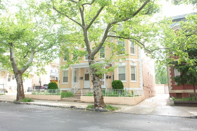 72-74 Madison Ave in Perth Amboy, NJ - Foto de edificio - Building Photo