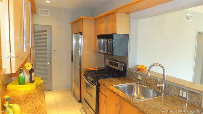 1130 Venetian Way-Unit -# 2FB in Miami Beach, FL - Foto de edificio - Building Photo