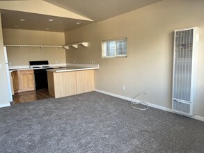 2027 Bayview Ave-Unit -rear in Morro Bay, CA - Foto de edificio - Building Photo