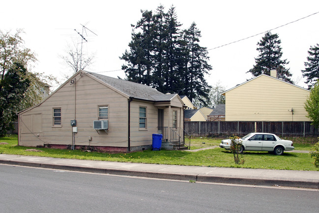 19244 E Burnside St in Portland, OR - Building Photo - Building Photo