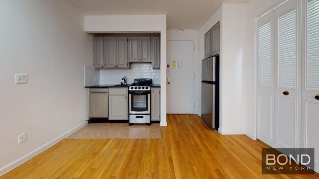 30 Charlton St in New York, NY - Building Photo - Building Photo
