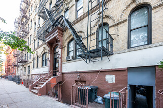 151 S 4th St in Brooklyn, NY - Foto de edificio - Building Photo