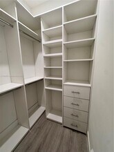 8143 NW 45th St in Doral, FL - Foto de edificio - Building Photo