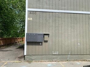 8000 E 10th Ave, Unit D in Anchorage, AK - Foto de edificio - Building Photo