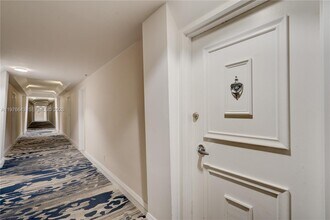 5161 Collins Ave, Unit 516 in Miami Beach, FL - Building Photo - Building Photo