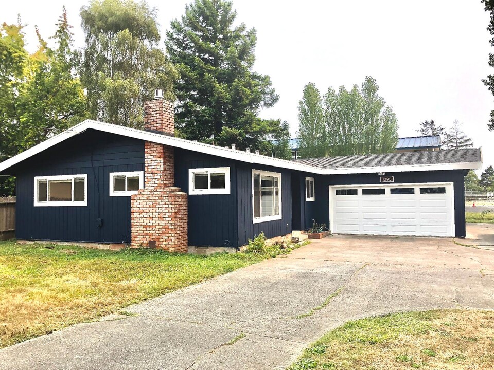 1295 Buttermilk Ln in Arcata, CA - Building Photo