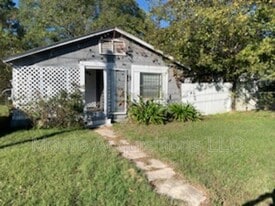 1809 Nowlin St in Longview, TX - Building Photo