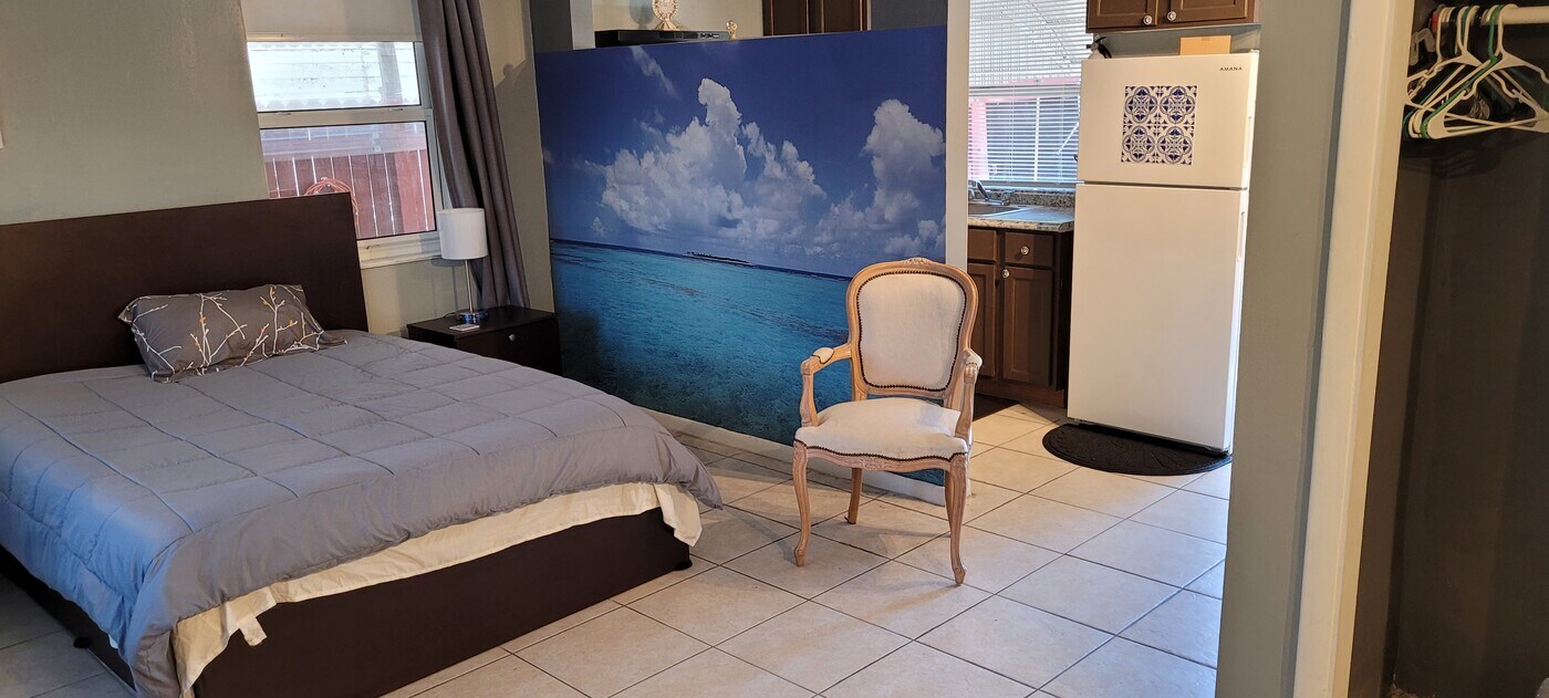 129 SE 2nd Ter, Unit 1 in Hallandale Beach, FL - Building Photo