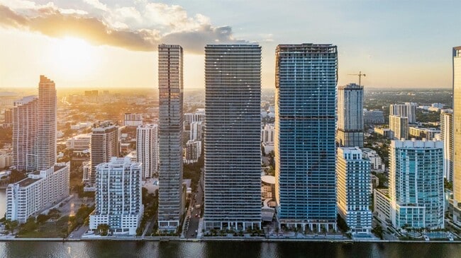 700 NE 24th St, Unit 4106 in Miami, FL - Building Photo - Building Photo