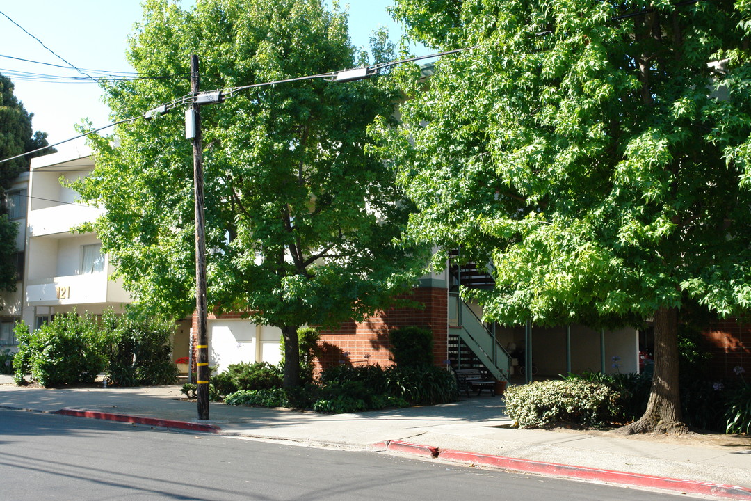 125 Lorton Ave in Burlingame, CA - Building Photo