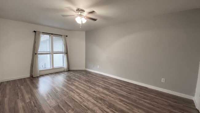 4327 Holland Ave, Unit 206 in Dallas, TX - Foto de edificio - Building Photo