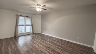 4327 Holland Ave in Dallas, TX - Foto de edificio - Building Photo