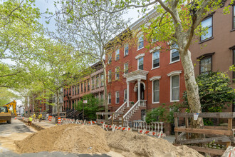 132 Kent St in Brooklyn, NY - Building Photo - Building Photo