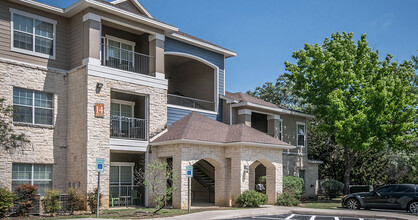 Hidden Lake Apartments in San Antonio, TX - Building Photo - Building Photo