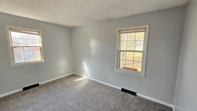 1013 E Mailback Way in Crestwood, KY - Building Photo - Building Photo