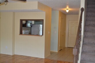 800 W Collins St in Denton, TX - Building Photo - Building Photo
