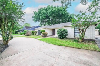 5939 W Bellfort Ave in Houston, TX - Building Photo - Building Photo