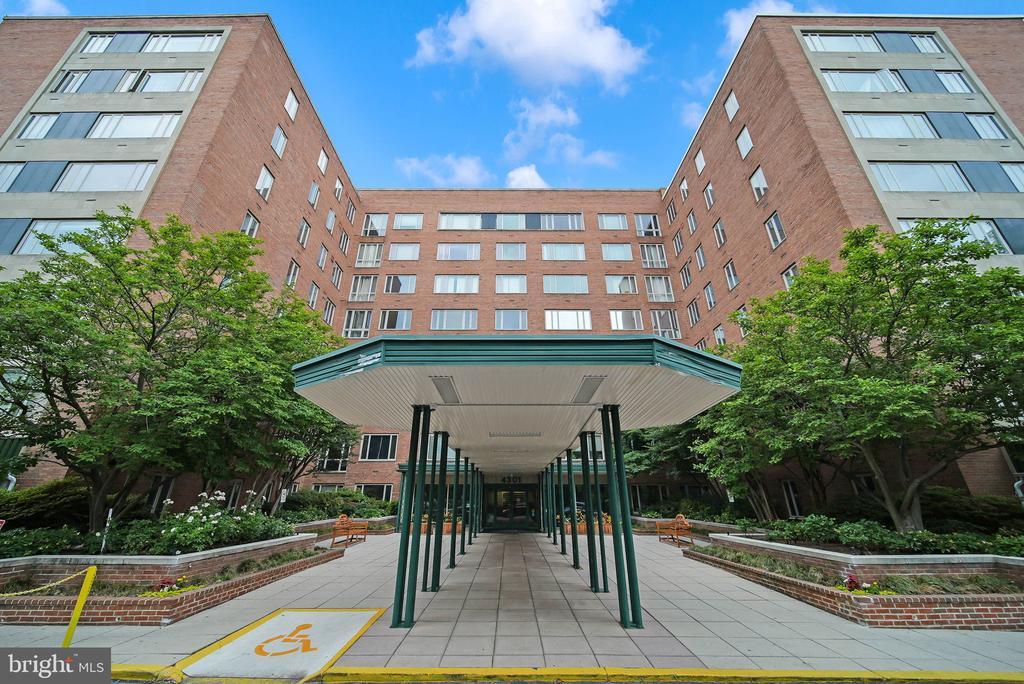 4301 Massachusetts Ave NW in Washington, DC - Foto de edificio