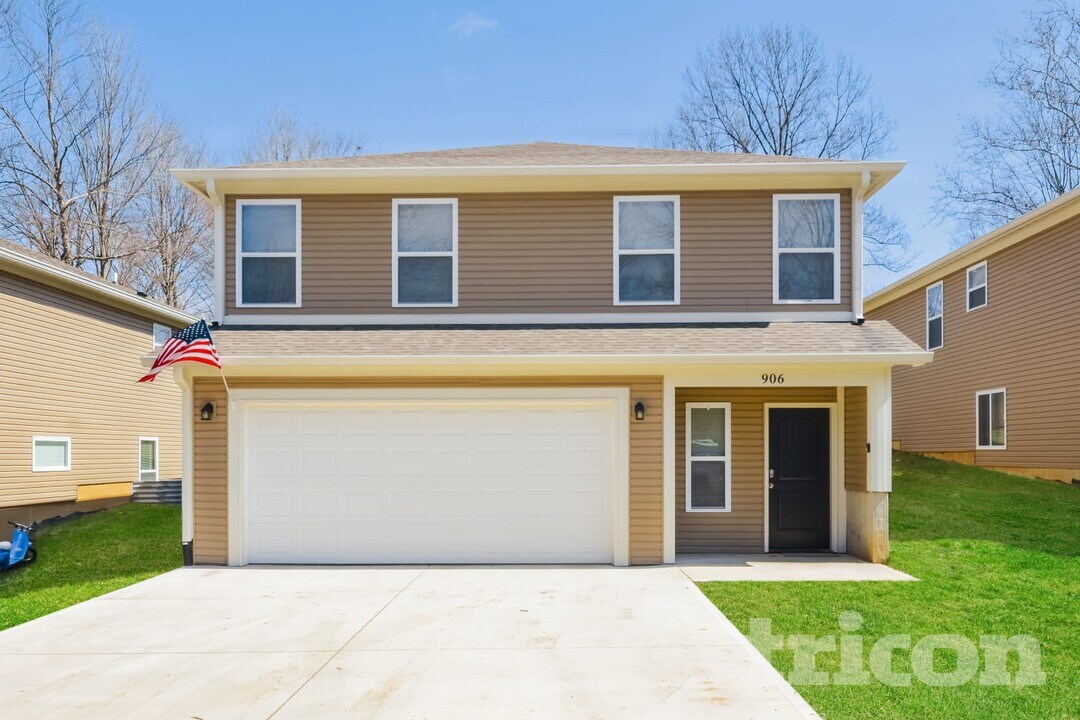 906 W Clinton St in Danville, IN - Foto de edificio